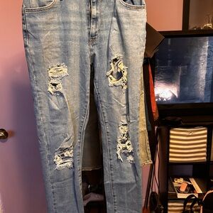 Distressed Light Blue Levi Jeans